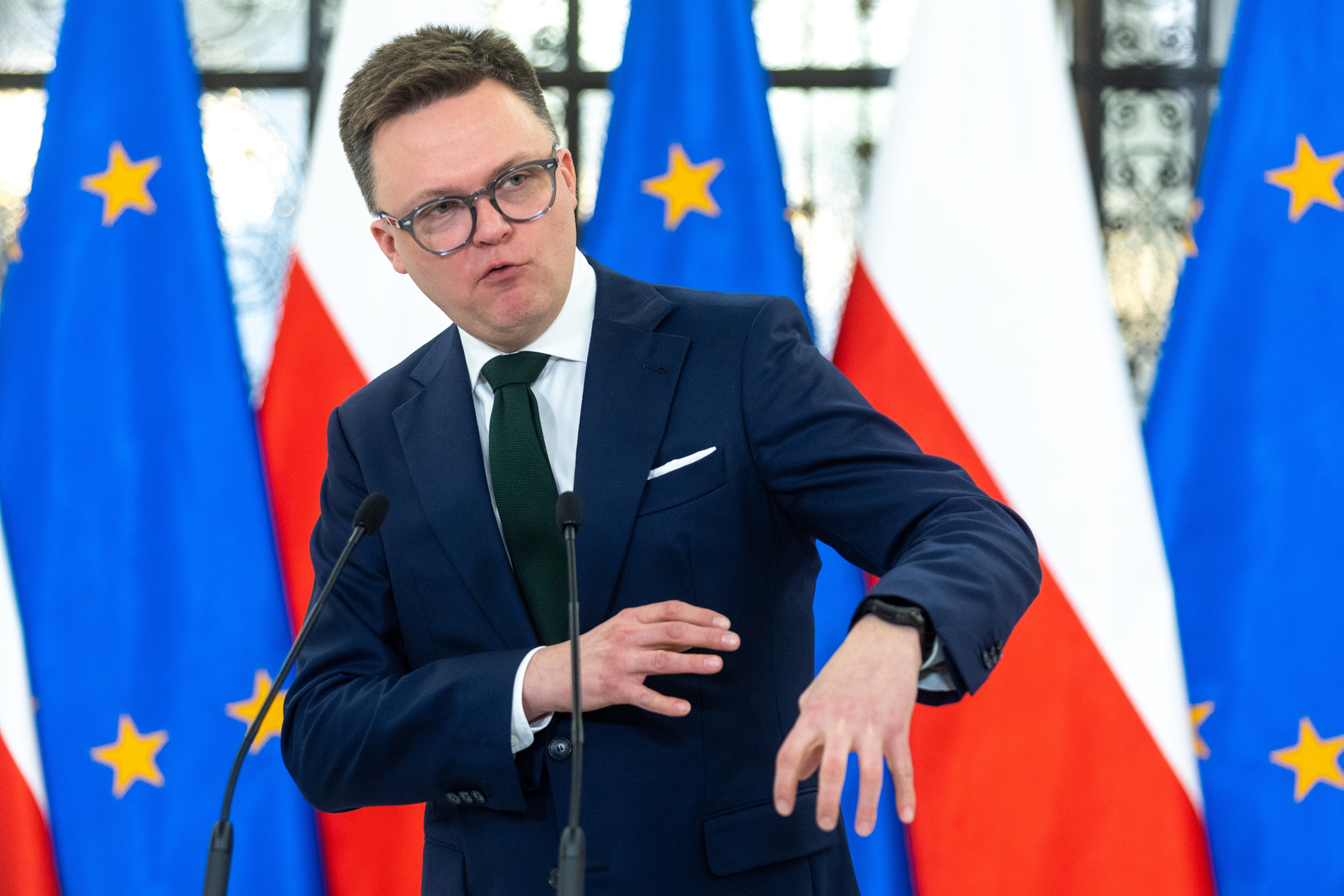 Marszałek Szymon Hołownia podczas konferencji prasowej ws. przeniesienia obrad Sejmu, Warszawa, 9 stycznia 2024 r.