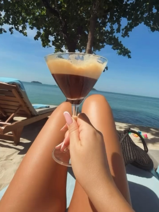 Vedeta din România care s-a pozat în costum de baie după ce a slăbit: „Impresii și figuri”. Ce vrea să facă în Thailanda