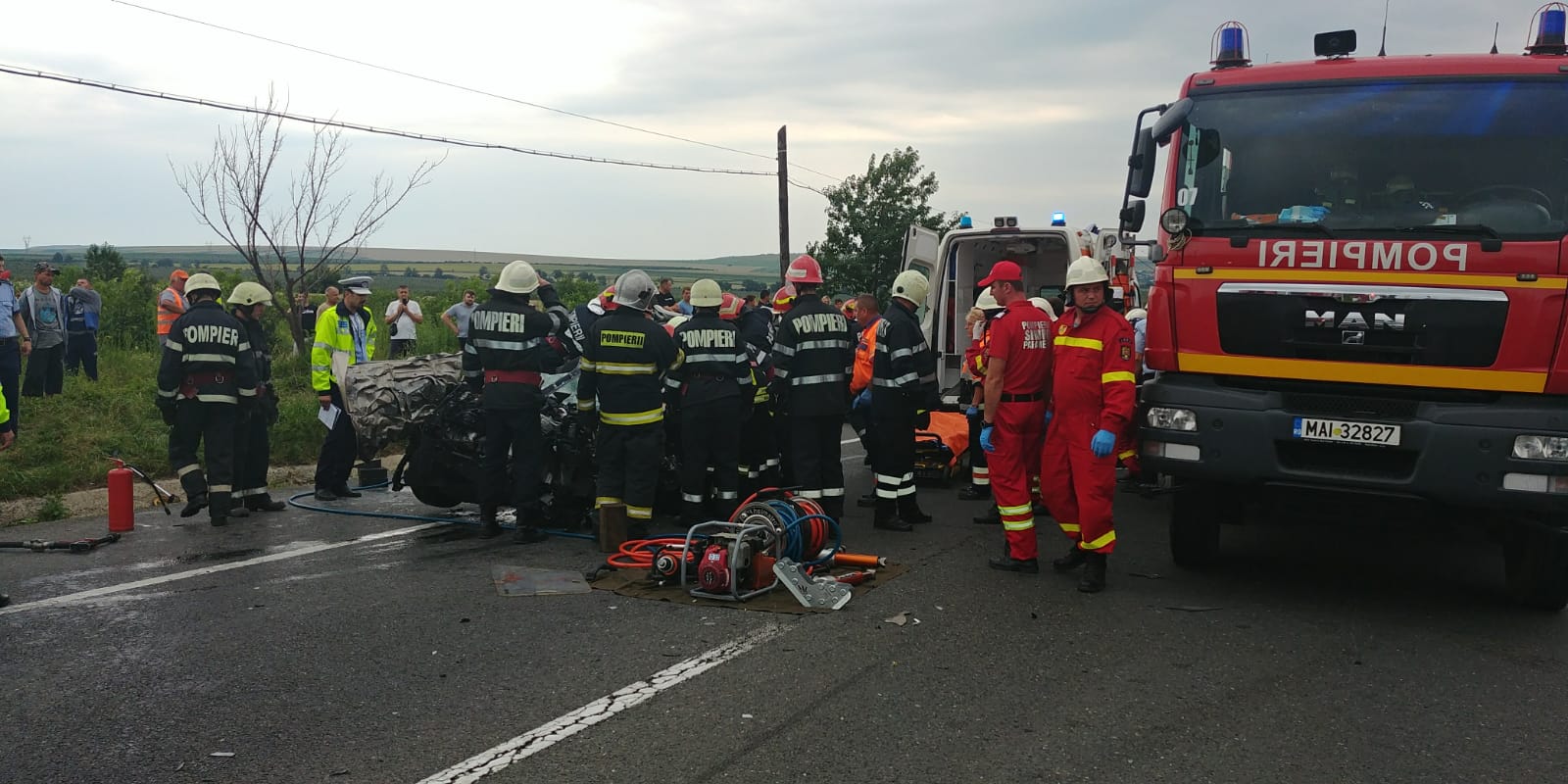 UPDATE: Grav accident în Bălțați, județul Iași, între un autocar, un microbuz și o mașină. Un bărbat a murit și alte trei persoane au fost rănite / FOTO&VIDEO