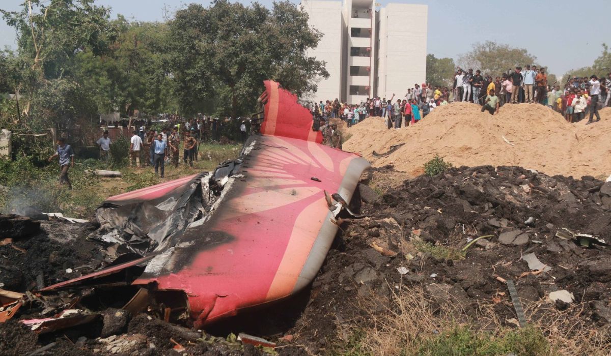 Avion cu 242 de oameni la bord prăbușit după decolare, într-o zonă rezidențială. Un bărbat a supraviețuit miraculos