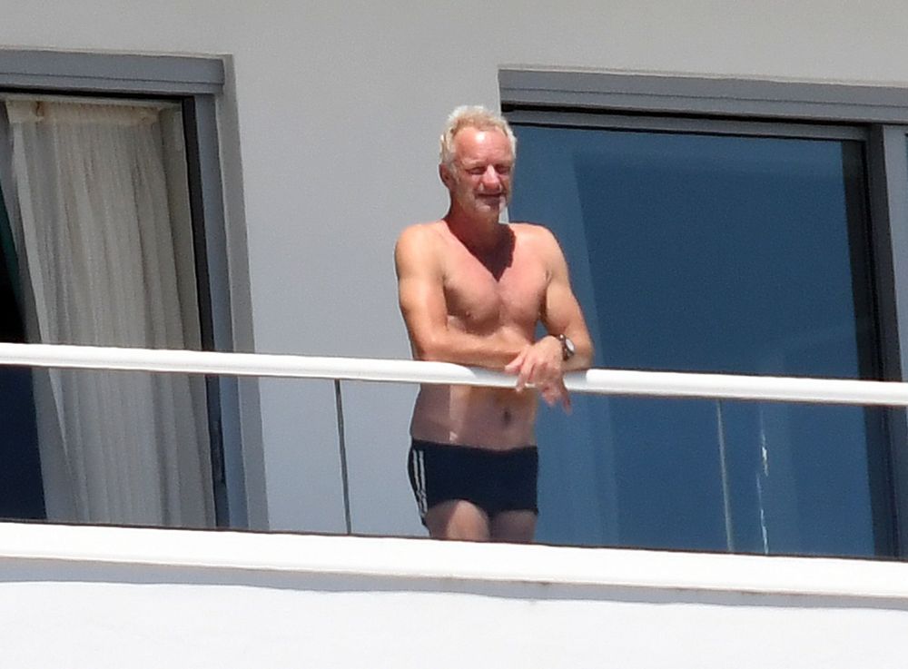 Sting arată senzațional la 66 de ani. Și-a etalat corpul plin de mușchi la balcon |FOTO