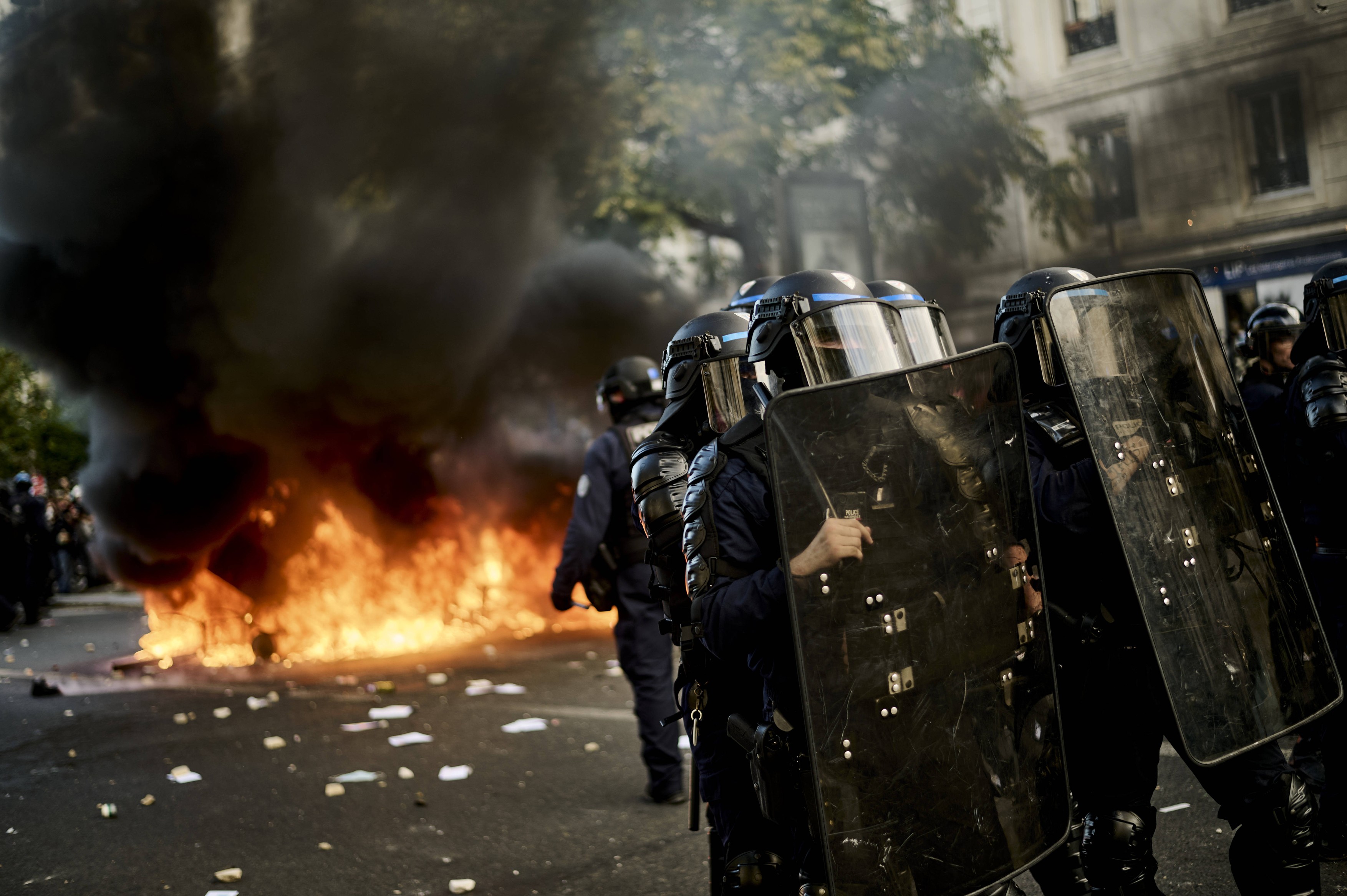 Guvernul de la Paris suspendă folosirea grenadelor de zgomot contra elevilor