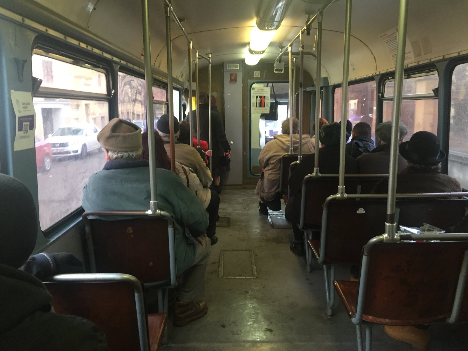 Plouă în tramvaie la Timișoara. Garniturile scorojite circulă pe șine, iar cele noi stau în depou/FOTO
