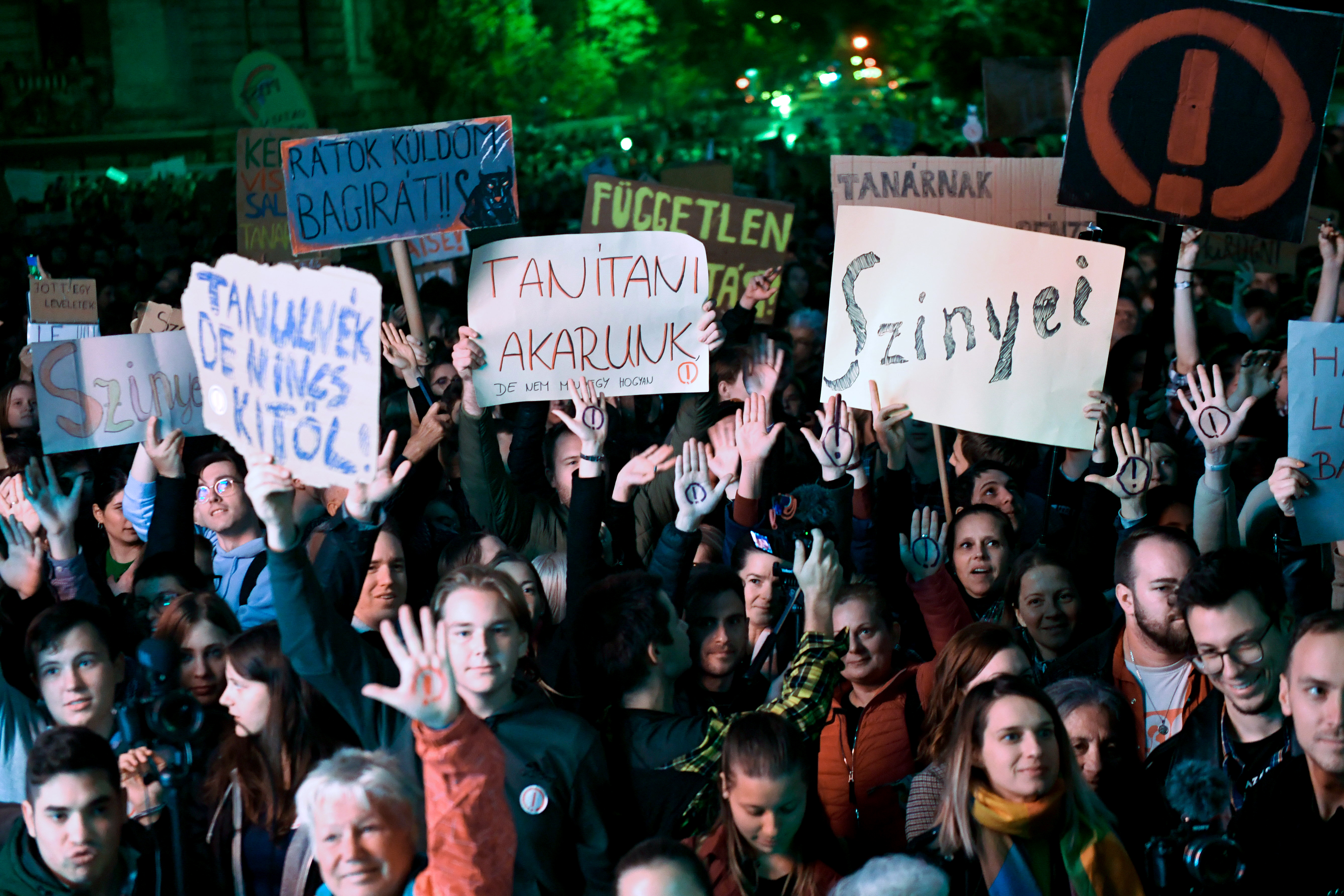 Protest la Budapesta în sprijinul profesorilor. A fost cea mai mare demonstrație antiguvernamentală de când Orban a obținut noul mandat de premier