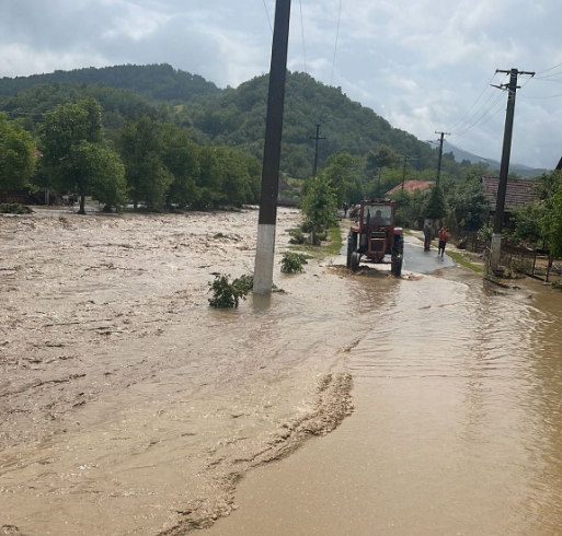 Viituri în județul Arad: bărbat luat de ape, găsit mort la 5 km de casă. „O catastrofă de asemenea amploare nu a mai fost aici”. Bilanțul anunțat de autorități
