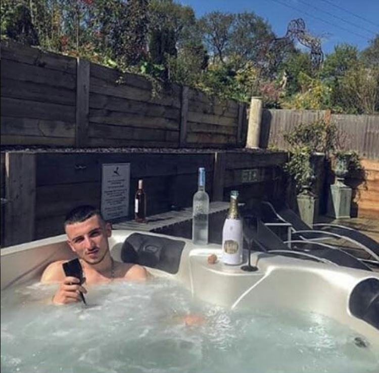 GALERIE FOTO| Gangsterii albanezi din Marea Britanie se laudă pe rețelele de socializare cu drogurile, armele și averile pe care le fac din afaceri ilegale