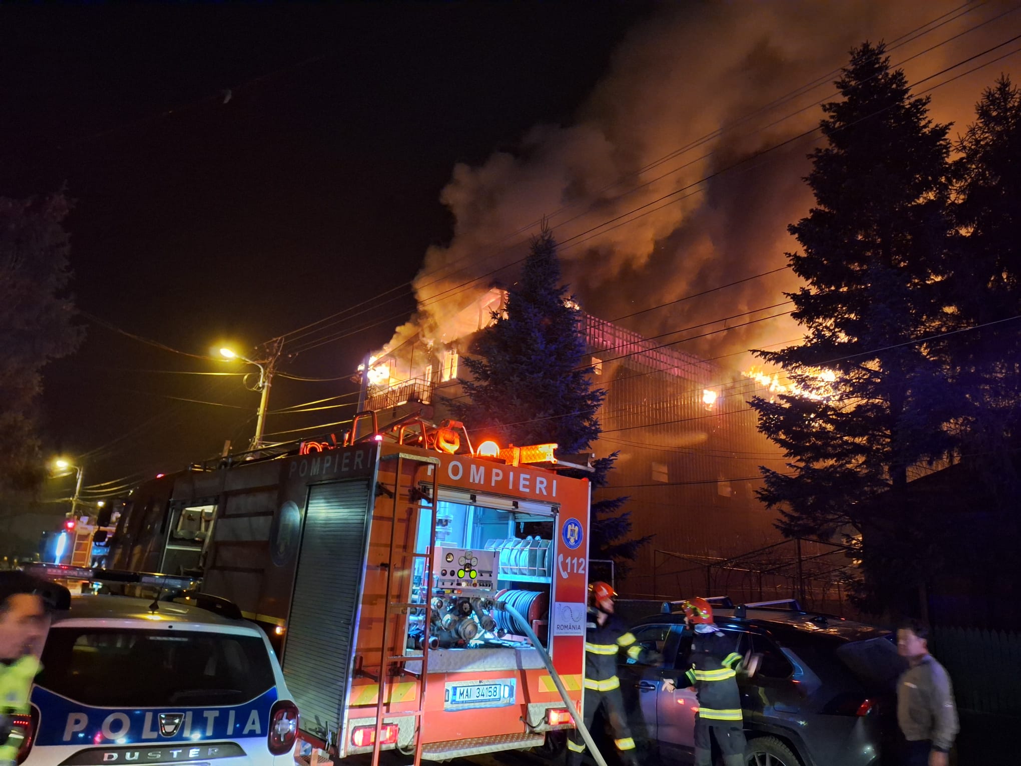 Explozie urmată de incendiu la o casă din sectorul 5 al Capitalei. Patru persoane, transportate la spital