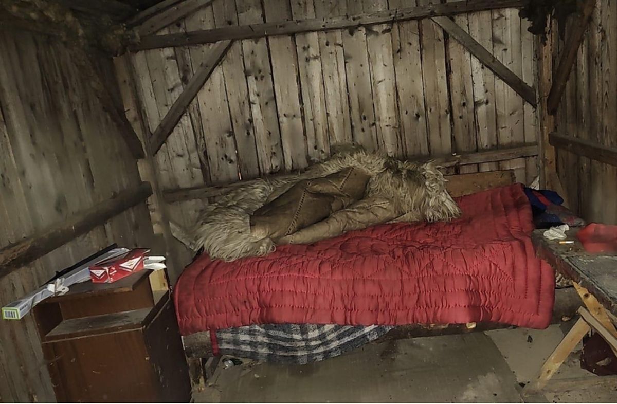 Oameni tratați ca sclavi la ferme din Covasna, după ce taximetriștii îi racolau din gări și îi „vindeau” ciobanilor