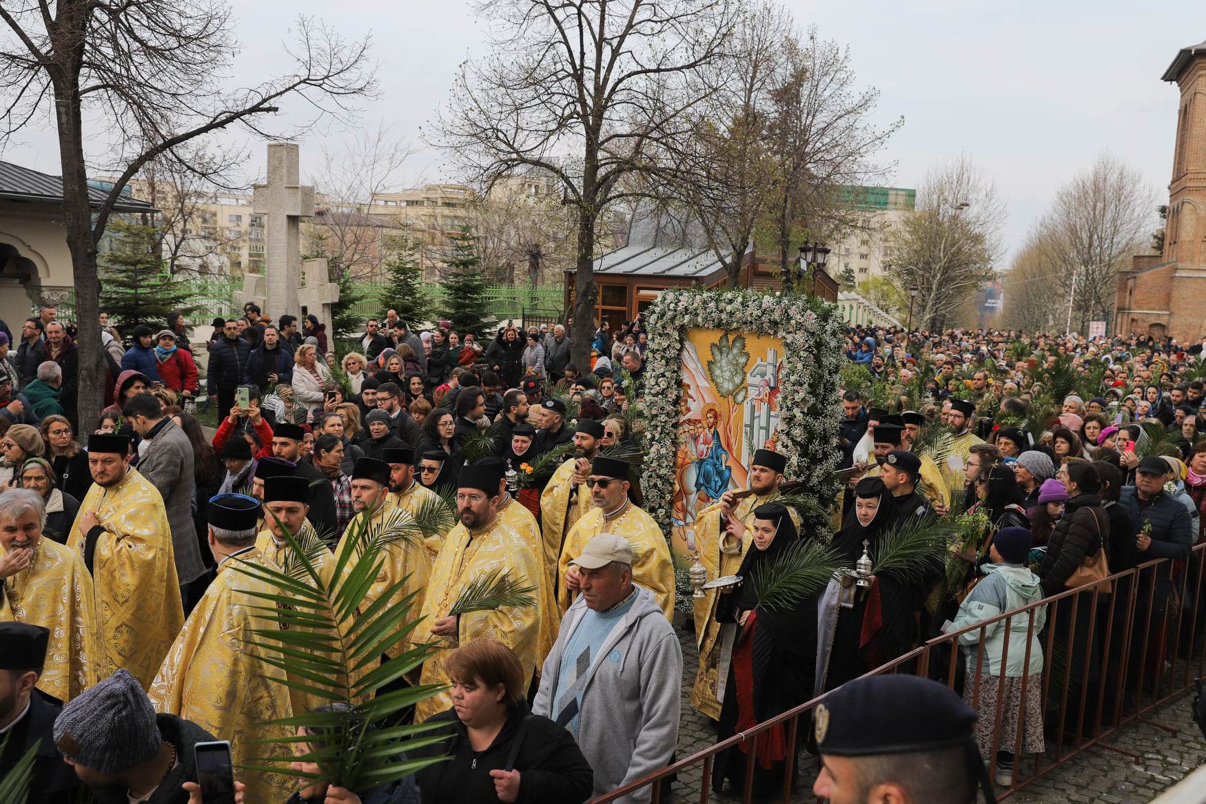 Pelerinaj de Florii în București. Sute de oameni au luat parte la procesiune. Traficul a fost restricționat. FOTO