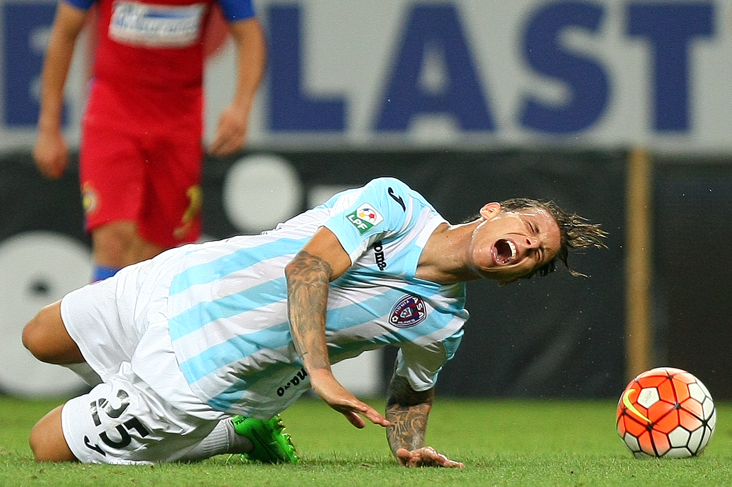 Liga I: Steaua - ASA 1-1. ^Popa a lovit iute și furios, Jazvici l-a păcălit pe Cojocaru cu un șut la colțul scurt. Campioana caută portar, dar și suporteri! Pe ”Arena Națională” s-a strigat ”Demisia”! / LIVE TEXT & GALERIE FOTO