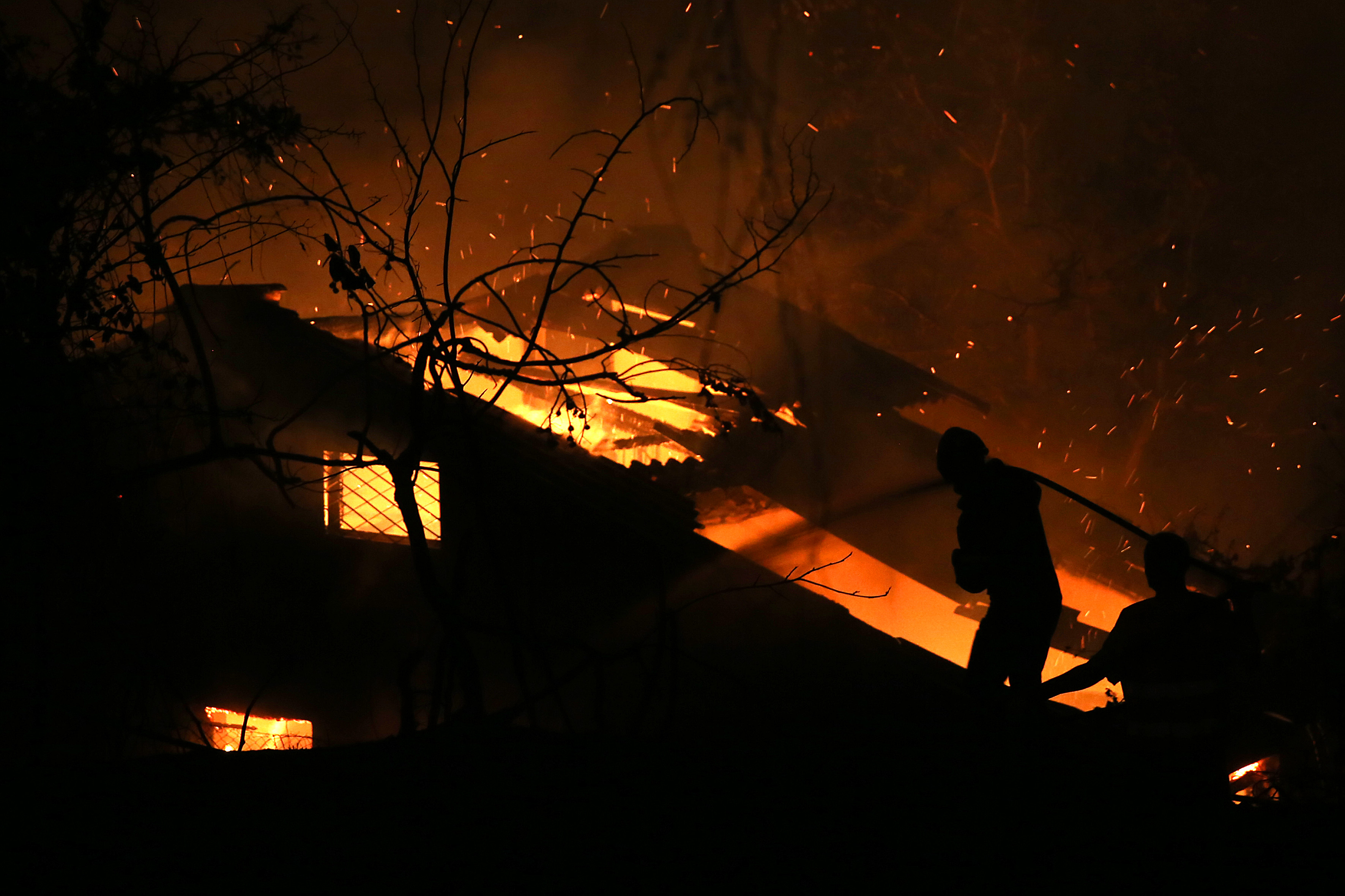FOTO | Incendii în apropiere de Atena. Mai multe case au fost mistuite de flăcări