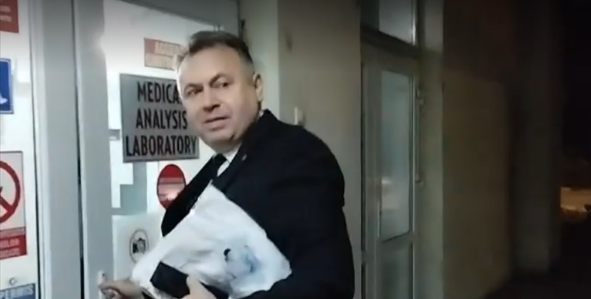 Procurorii DNA au găsit o găină în biroul lui Nelu Tătaru de la spitalul din Huși