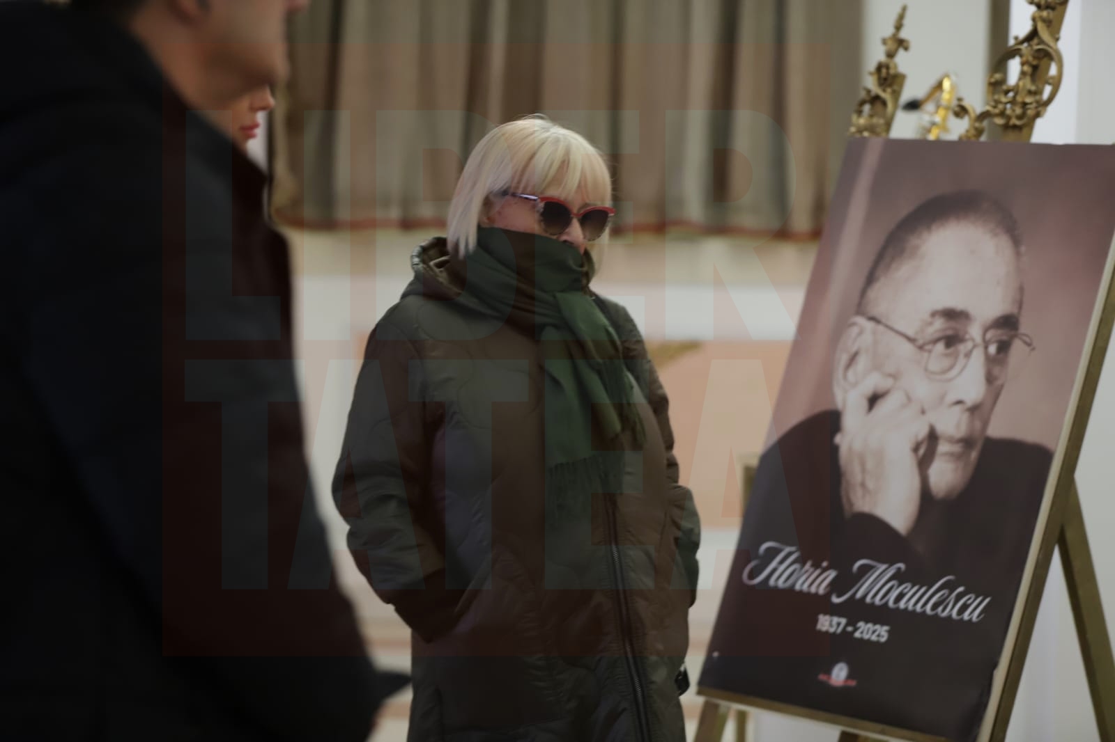 Cum a apărut Nidia Moculescu lângă sicriul cu trupul neînsuflețit al lui Horia Moculescu. Primele imagini