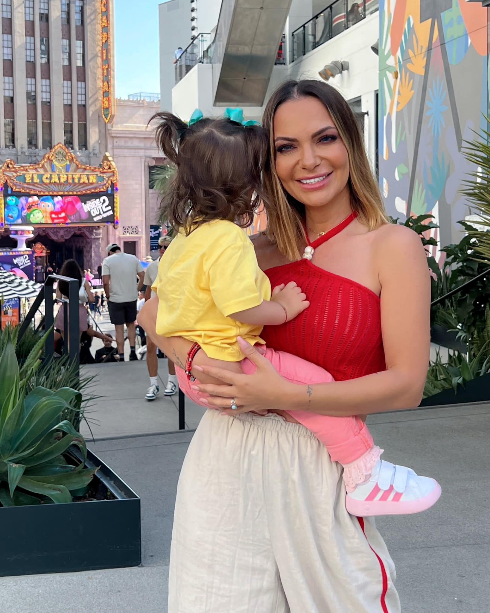 Cu ce se ocupă Andreea Antonescu în America. Artista s-a mutat împreună cu cele două fetițe: „Trăim în prezent și pentru noi”