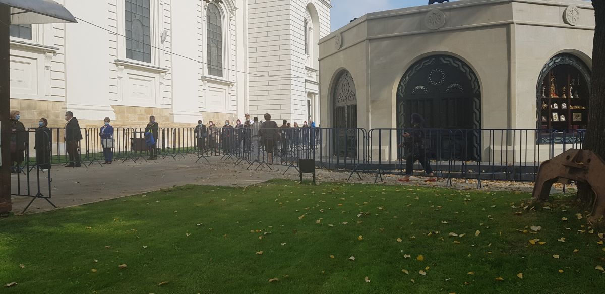 În pandemie, pelerinii Sfintei Parascheva se roagă doar cu buletinul și speră la vremuri mai bune. “N-am văzut niciodată așa ceva!”