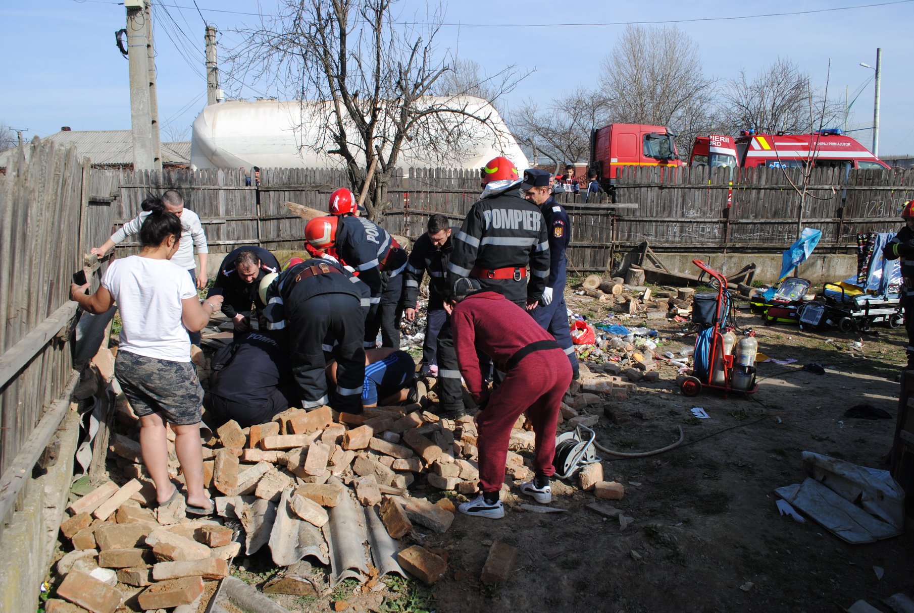 Un băiețel de nici doi ani a căzut într-o fostă septică în Călărași. Pompierii l-au salvat cu ajutorul unui alt copil / FOTO&VIDEO