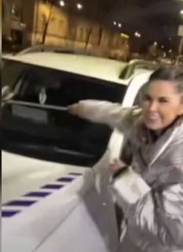Oana Zăvoranu, filmată în timp ce spăla parbrize și a primit 5 lei. În ce situație a ajuns actrița