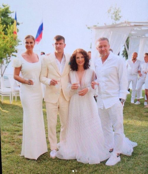 Alex Bourceanu s-a însurat în Grecia. Ce bine au arătat mirii, dar s-o vezi pe nașa Anamaria Prodan | FOTO