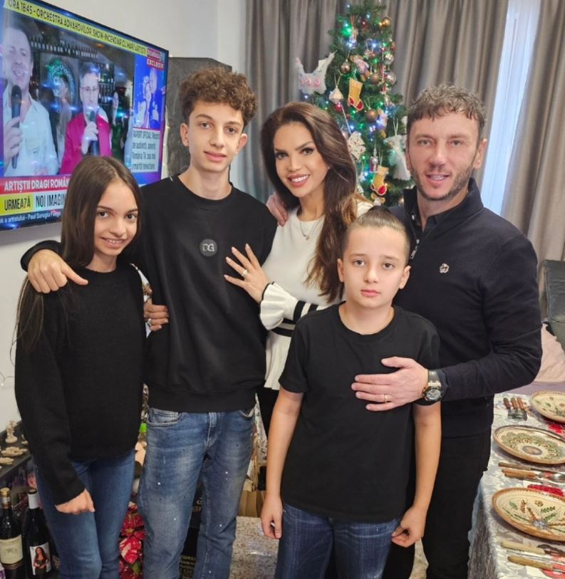 Imagini cu Cristina Spătar și cei doi copii în vacanță. Vedeta a cunoscut-o pe iubita fiului ei