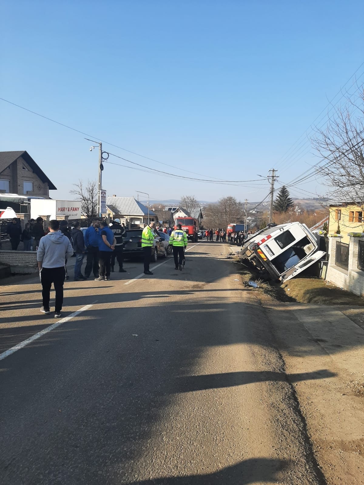 Accident grav în Suceava, între un microbuz școlar și două autoturisme. 23 de persoane au ajuns la spital