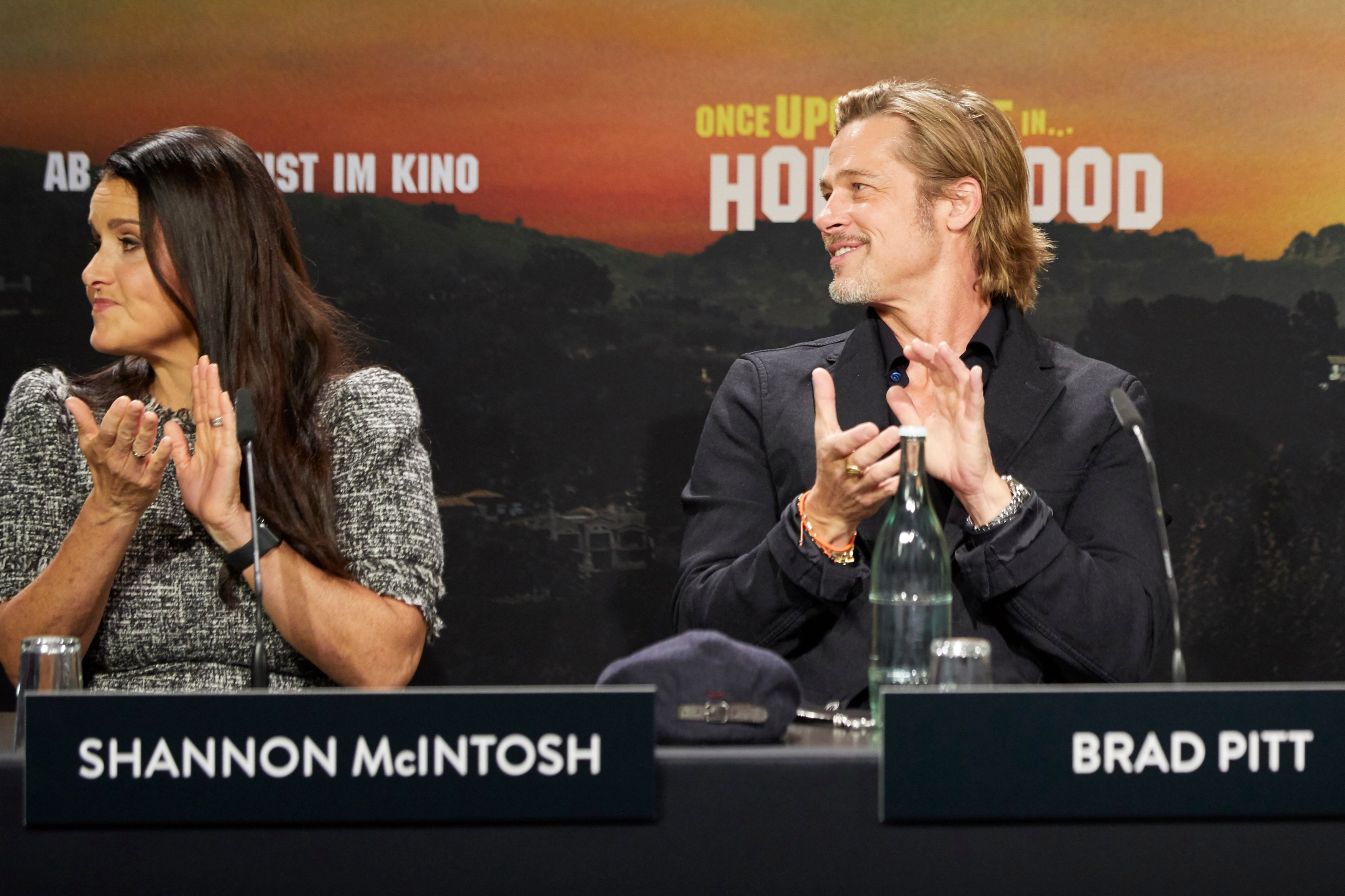 Mit-Produzentin Shannon McIntosh und Brad Pitt bei der "Once Upon a Time in Hollywood"-Pressekonferenz in Berlin