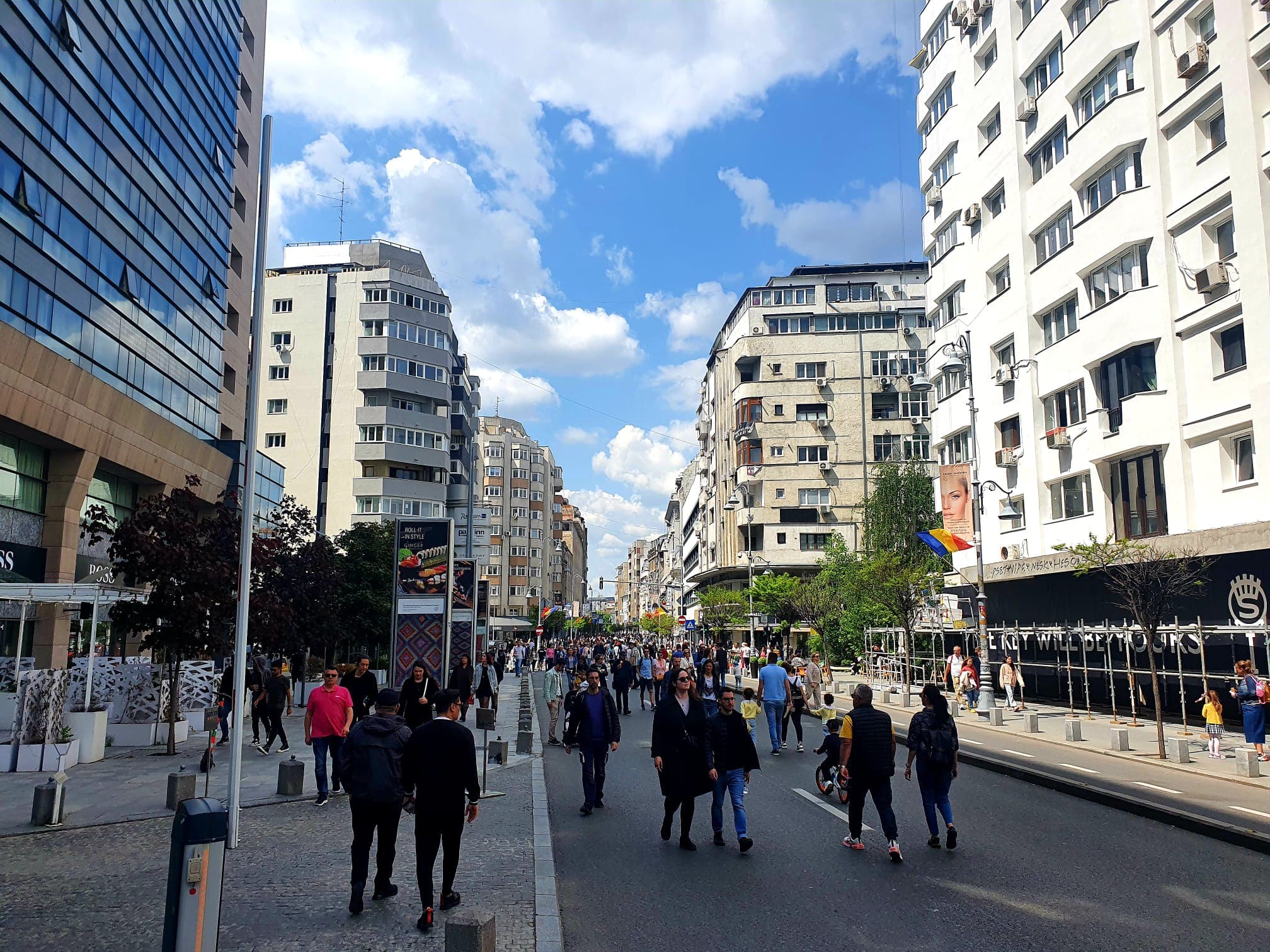 Ziua Muncii și a pietonilor. Mii de bucureșteni, la plimbare pe Calea Victoriei de 1 mai
