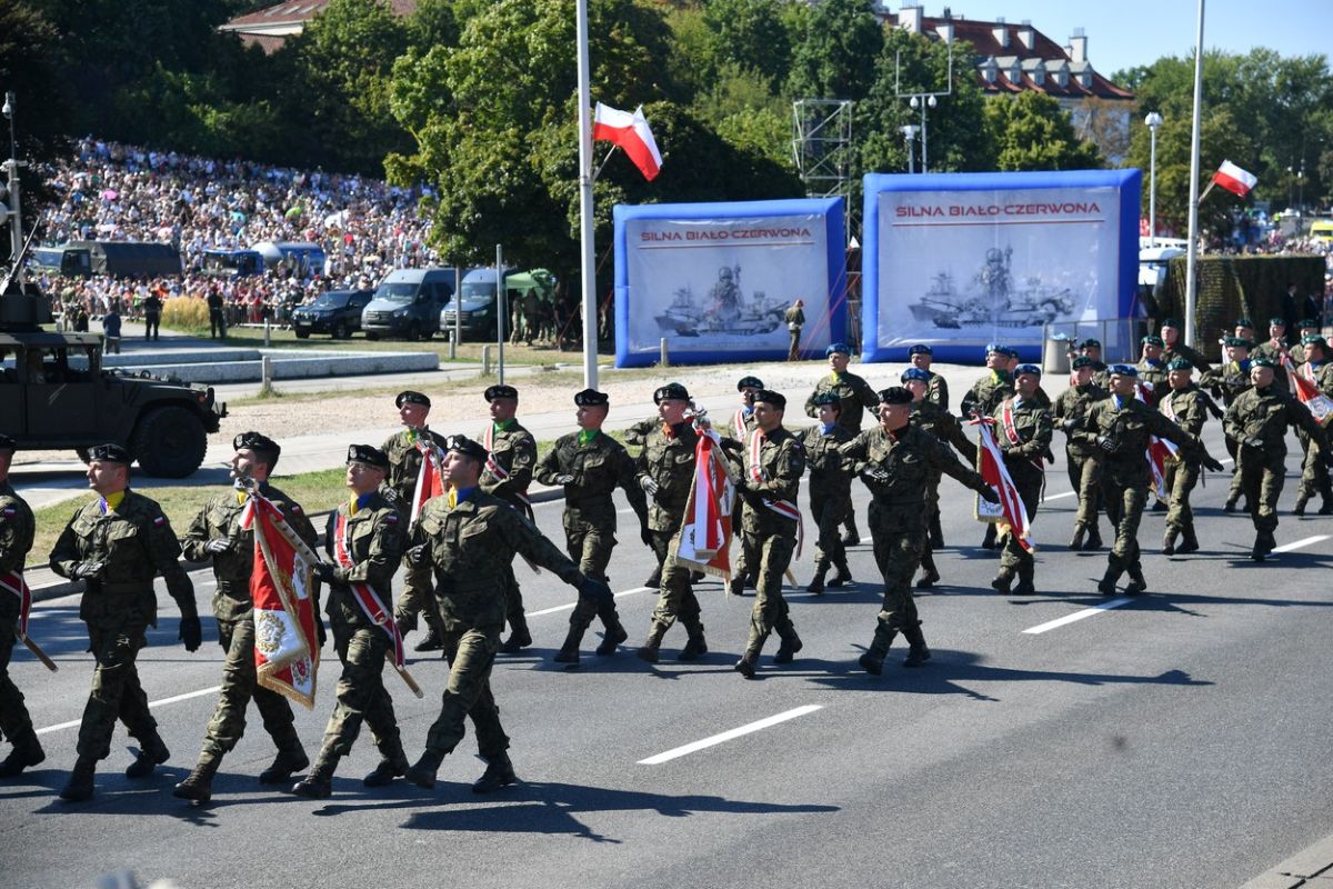 Polonia a organizat cea mai mare paradă militară din ultimele decenii, „într-o demonstrație de forță”. „Poate fi superputerea militară a UE și NATO”