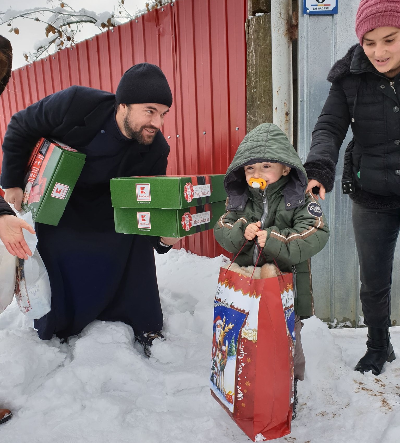 REPORTAJ/ Povestea impresionantă a preotului căruia copiii îi spun “tati” | FOTO&VIDEO