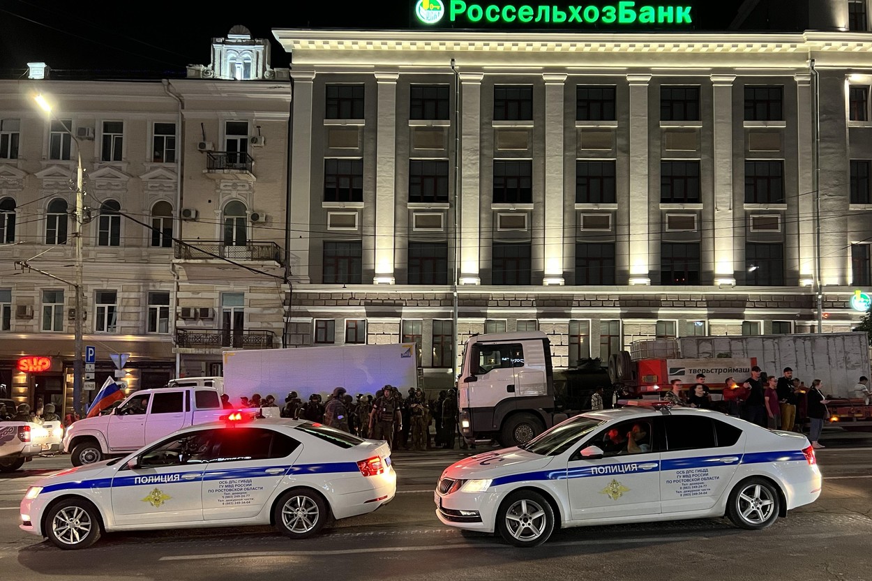 FILMĂRI cu Prigojin, aplaudat de locuitorii din Rostov, la plecarea din oraș. Mașina lui, încojurată de oameni care au vrut să-i strângă mâna