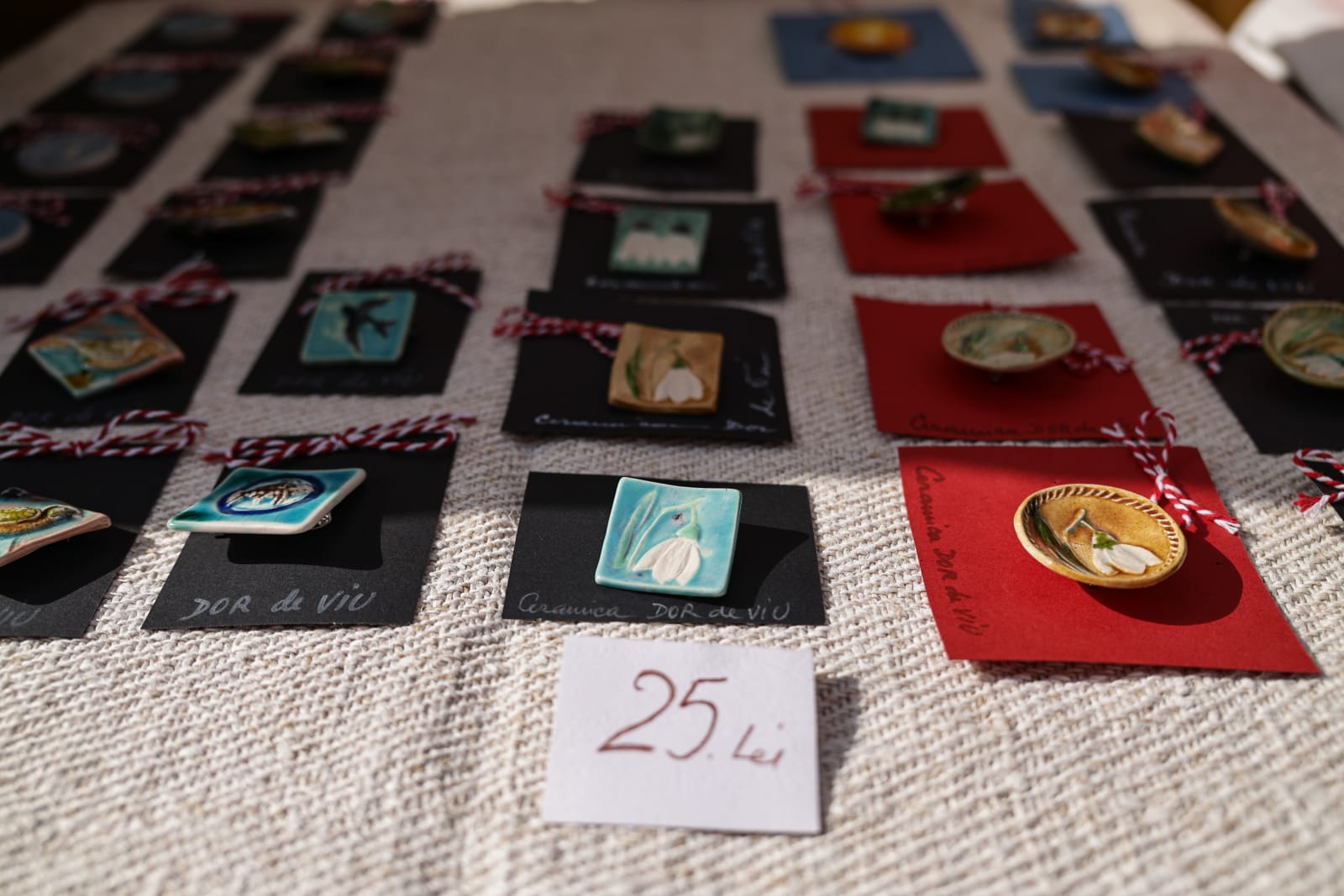 De la mărțișoare handmade la adevărate bijuterii din aur și argint: ce prețuri găsești la Târgul Mărțișorului 2026