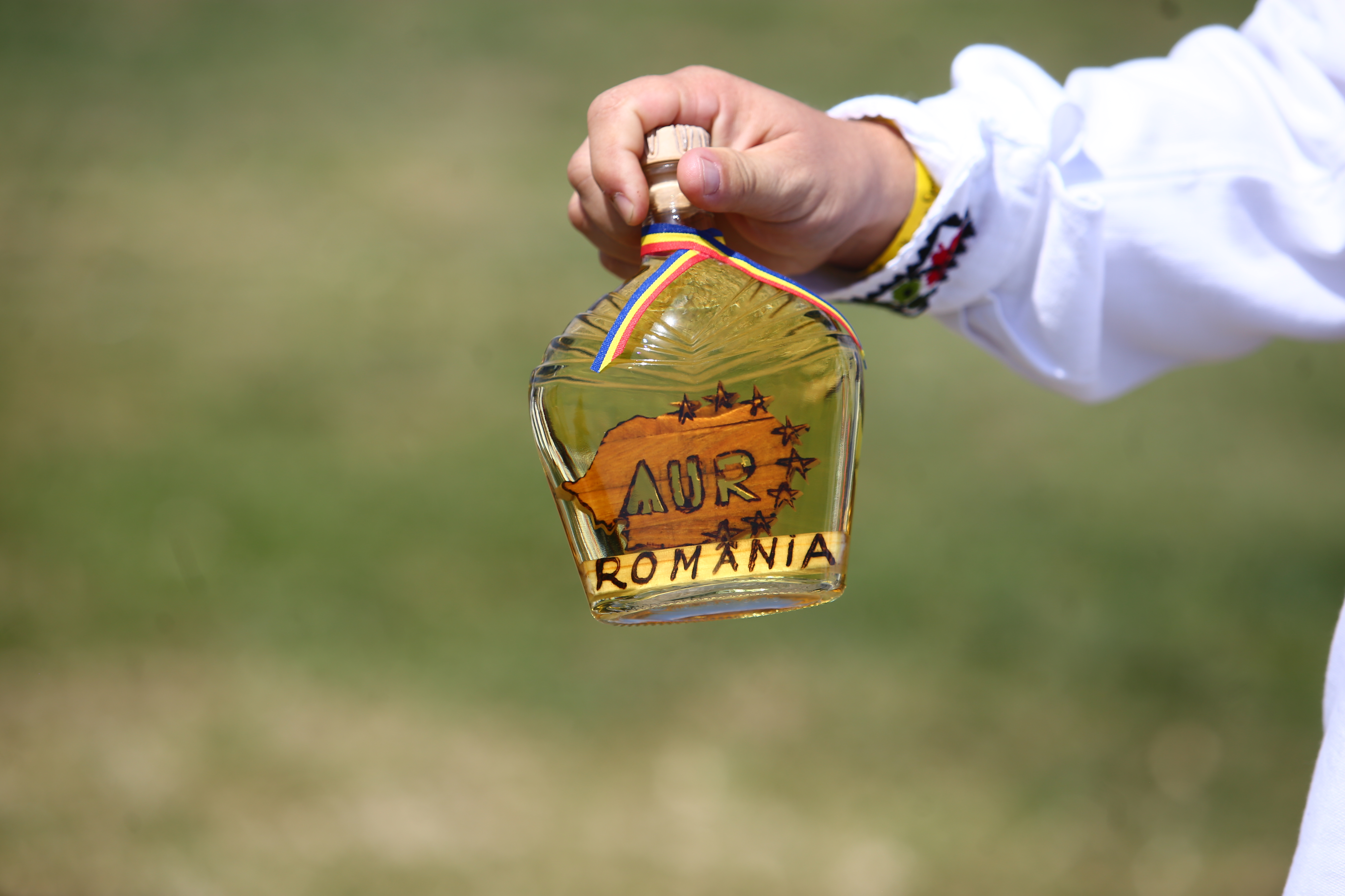 O mireasă și două nunți. Cum a petrecut poporul în vale, iar ceilalți invitați, în deal, la căsătoria „domnului AUR”, George Simion
