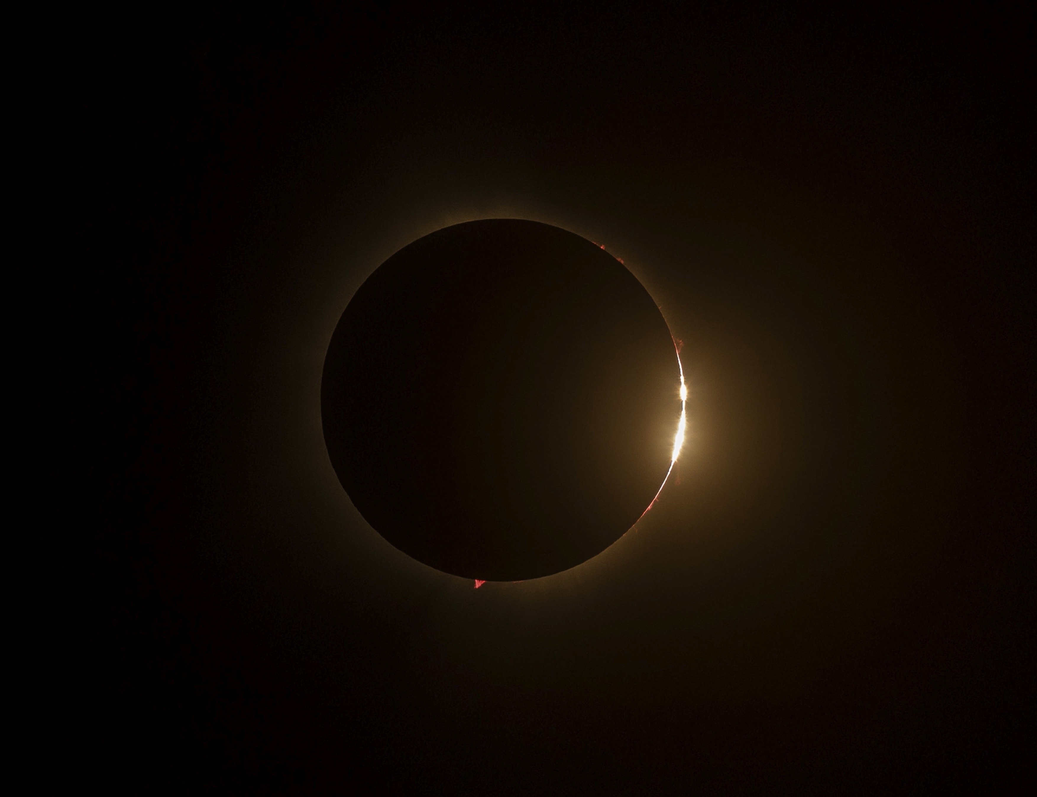 Cele mai spectaculoase 13 imagini cu eclipsa totală de Soare care a fost vizibilă în America de Nord
