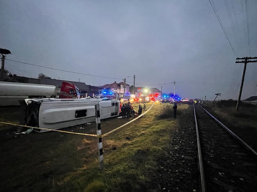 O persoană a murit și 14 au fost rănite, după ce o cisternă cu motorină s-a ciocnit cu un microbuz, în Bistriţa-Năsăud