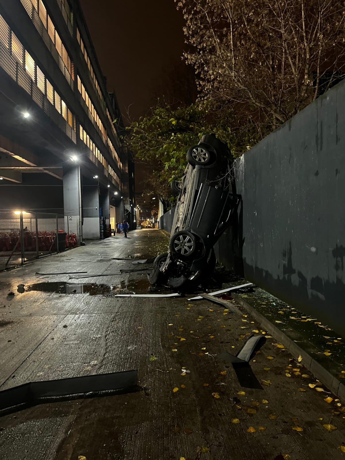 O mașină a căzut din parcarea Mega Mall din București. Șoferul fără permis a rupt parapetul