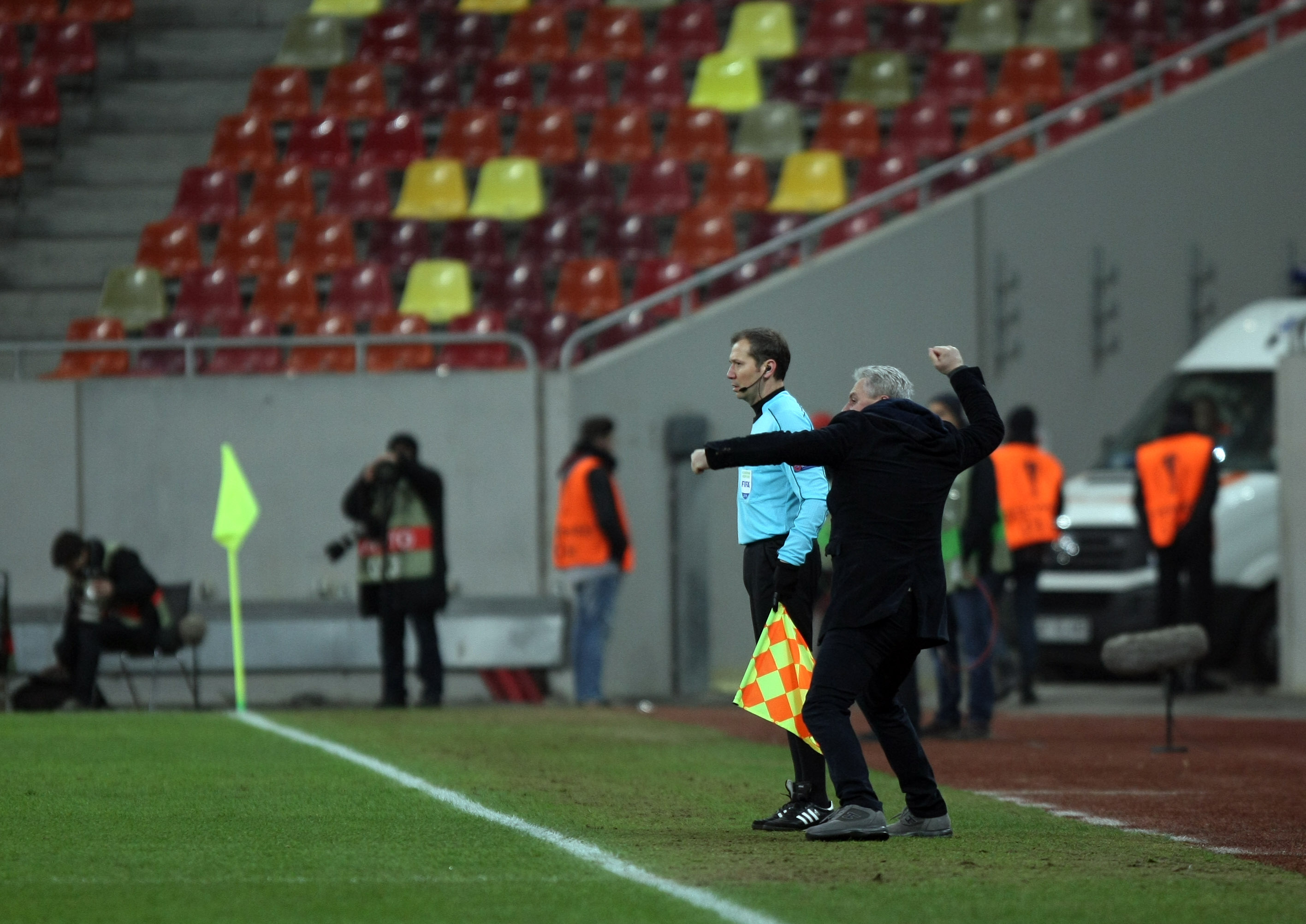 Pariorul Șumudică a stat cu telefonul în mână, la Astra - AS Roma. Aparatul i-a zburat din buzunar / GALERIE FOTO