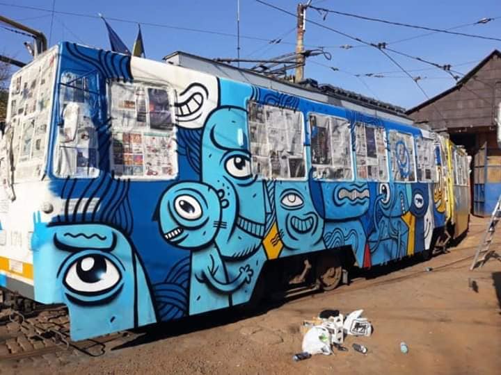 Două tramvaie pictate cu elemente culturale din Grecia, Spania, Suedia și România circulă prin București