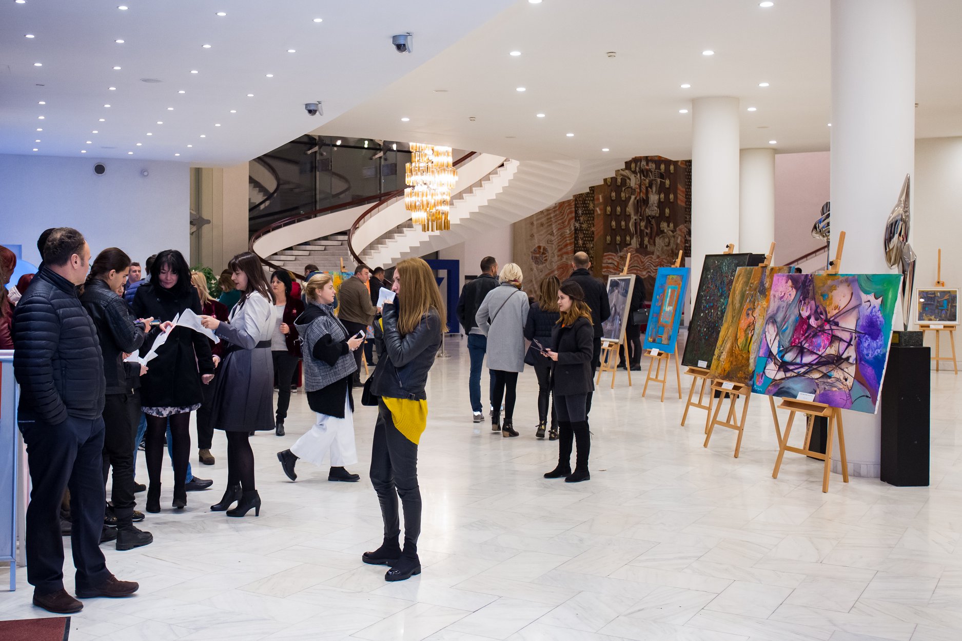 Direcția 5 vinde artă la pachet. Marian Ionescu a combinat concertele cu expoziții de pictură