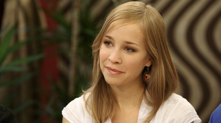 Hamarosan jön a baba: Ilyen nagy már Harcsa Veronika pocakja