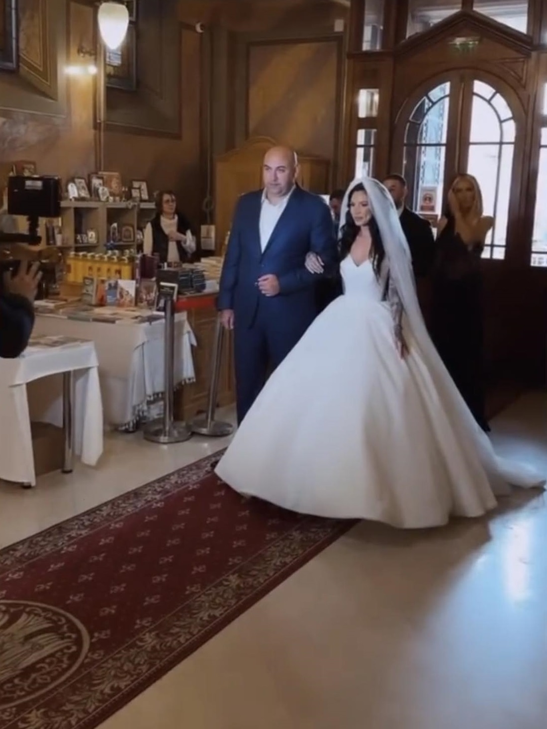 Roxana Vancea și Dragoș Paiu s-au căsătorit religios. Primele imagini cu vedeta în biserică, îmbrăcată în rochie de mireasă