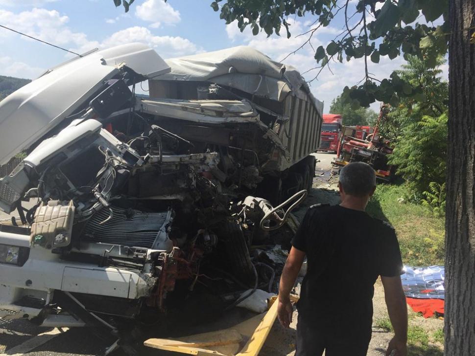 Doi șoferi, morți într-un accident în județul Gorj. Un camion plin cu nisip și o macara s-au ciocnit violent