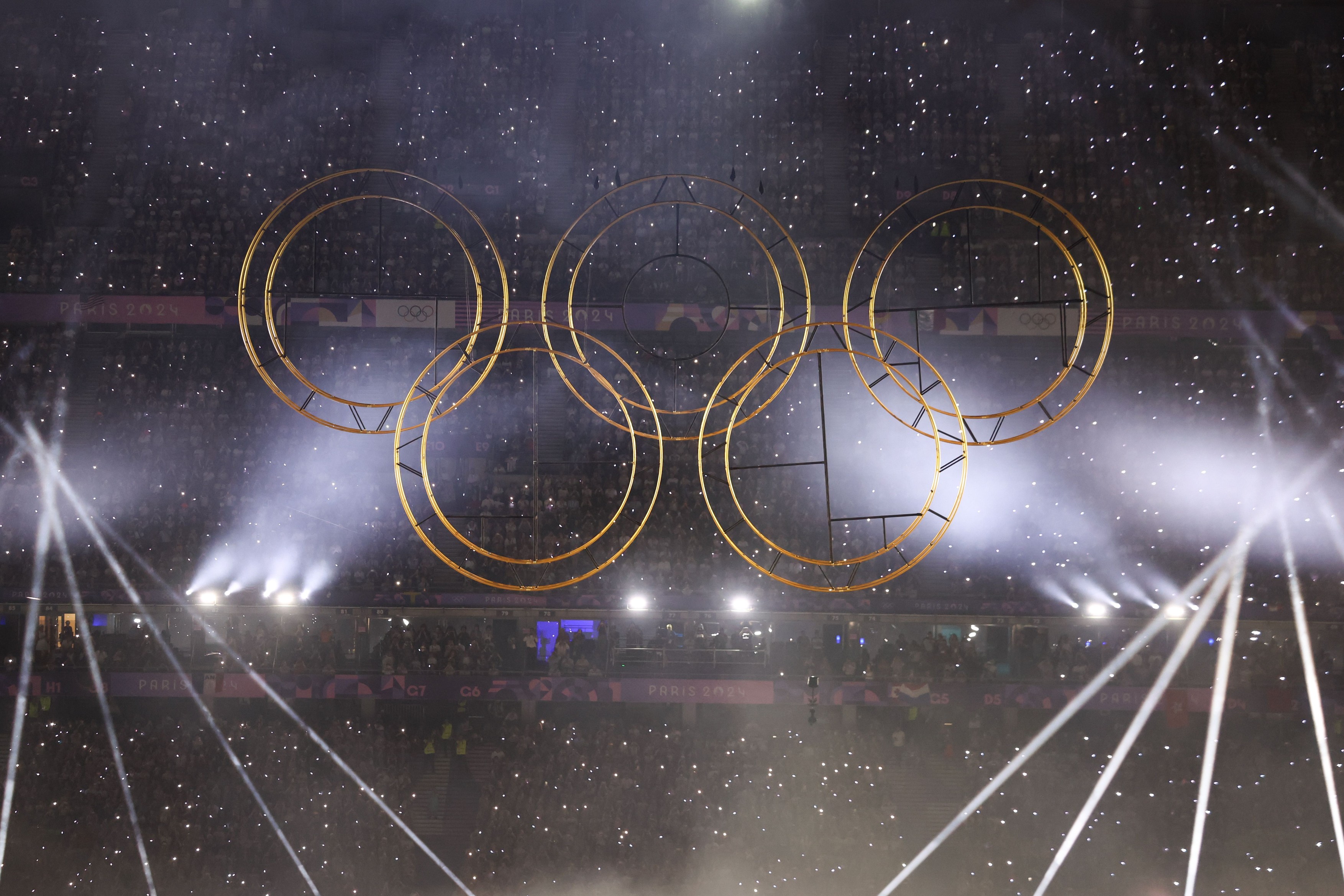 Jocurile Olimpice s-au încheiat cu o ceremonie spectaculoasă pe Stade de France. Tom Cruise a preluat ștafeta, după o cascadorie inspirată din filmele „Misiune Imposibilă”