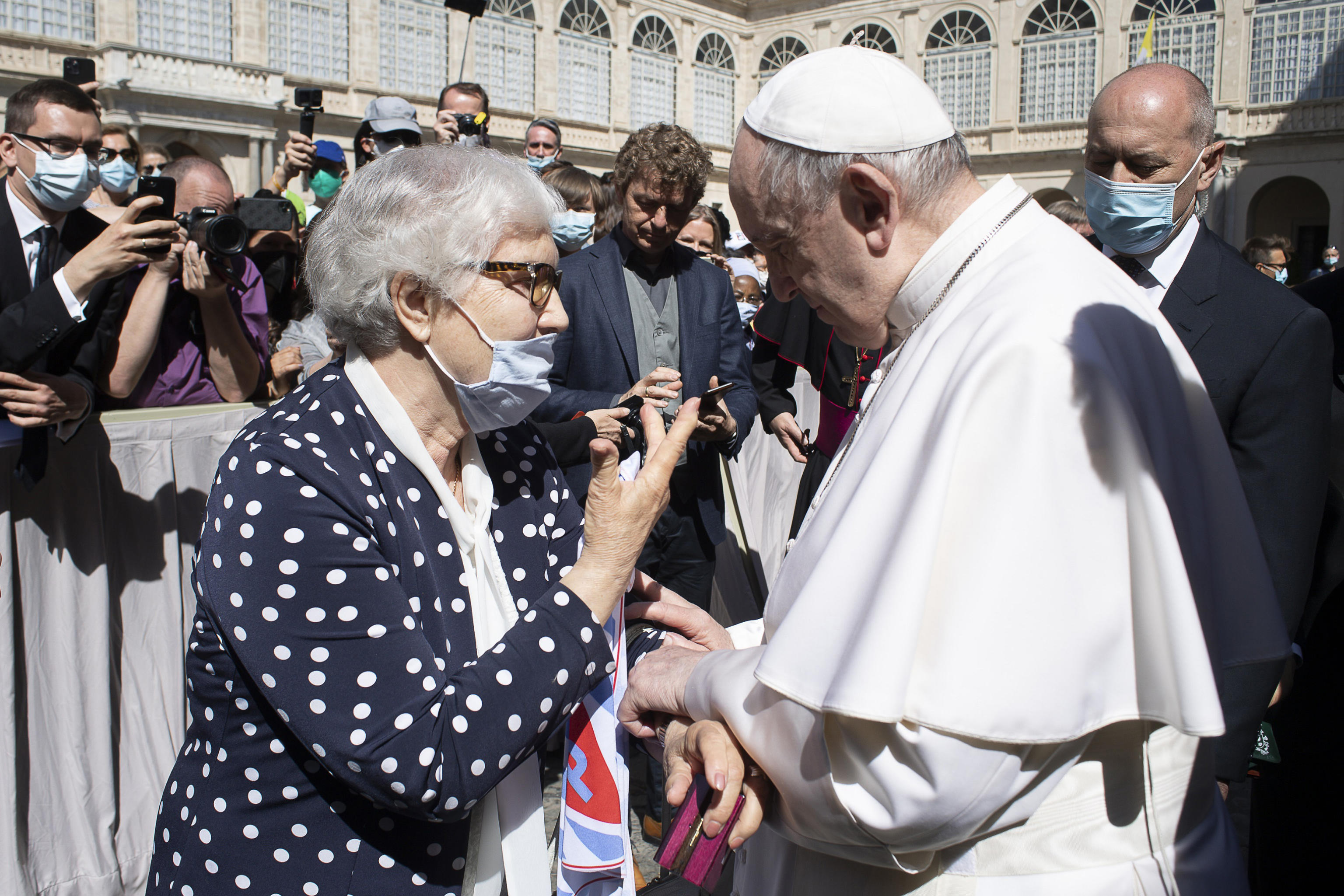 Papa Francisc a sărutat brațul unei supraviețuitoare de la Auschwitz, pe care avea tatuat numărul din lagăr
