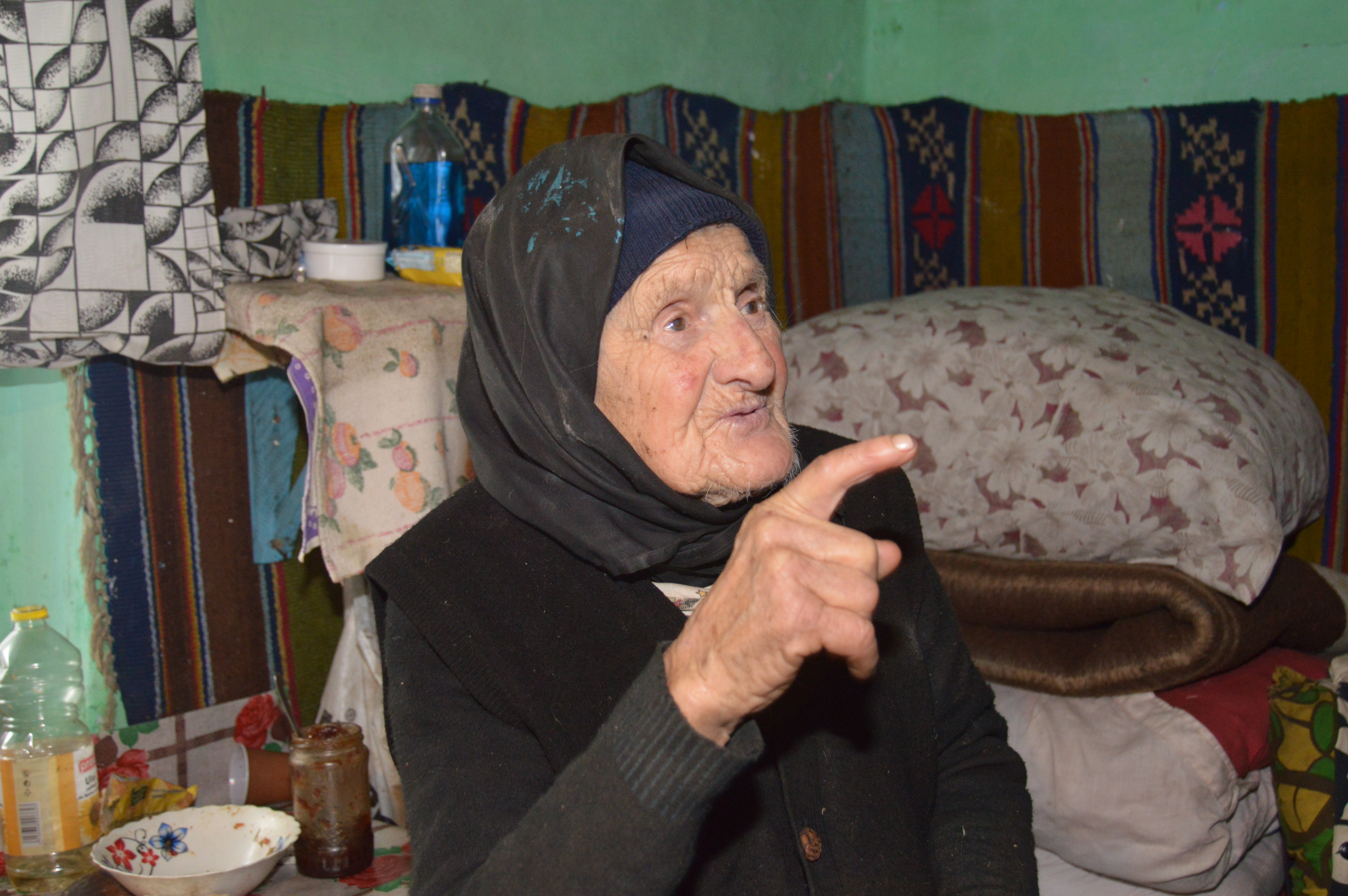 GALERIE FOTO/ Profira Baciu sărbătorește Ziua Națională cu urechea lipită de radio și are un mesaj pentru guvernanți: "Să ne aducă acasă  copiii din străinătate"