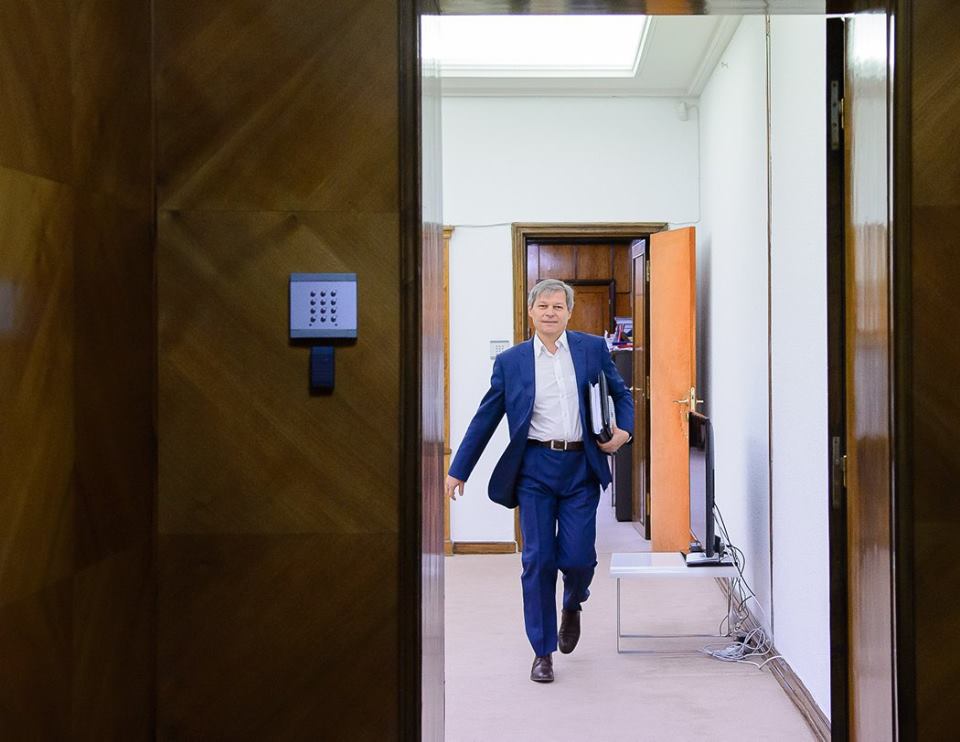 Atunci și Acum | Dacian Cioloș, inginerul agronom ajuns șef al Executivului, în prima guvernare tehnocrată a României