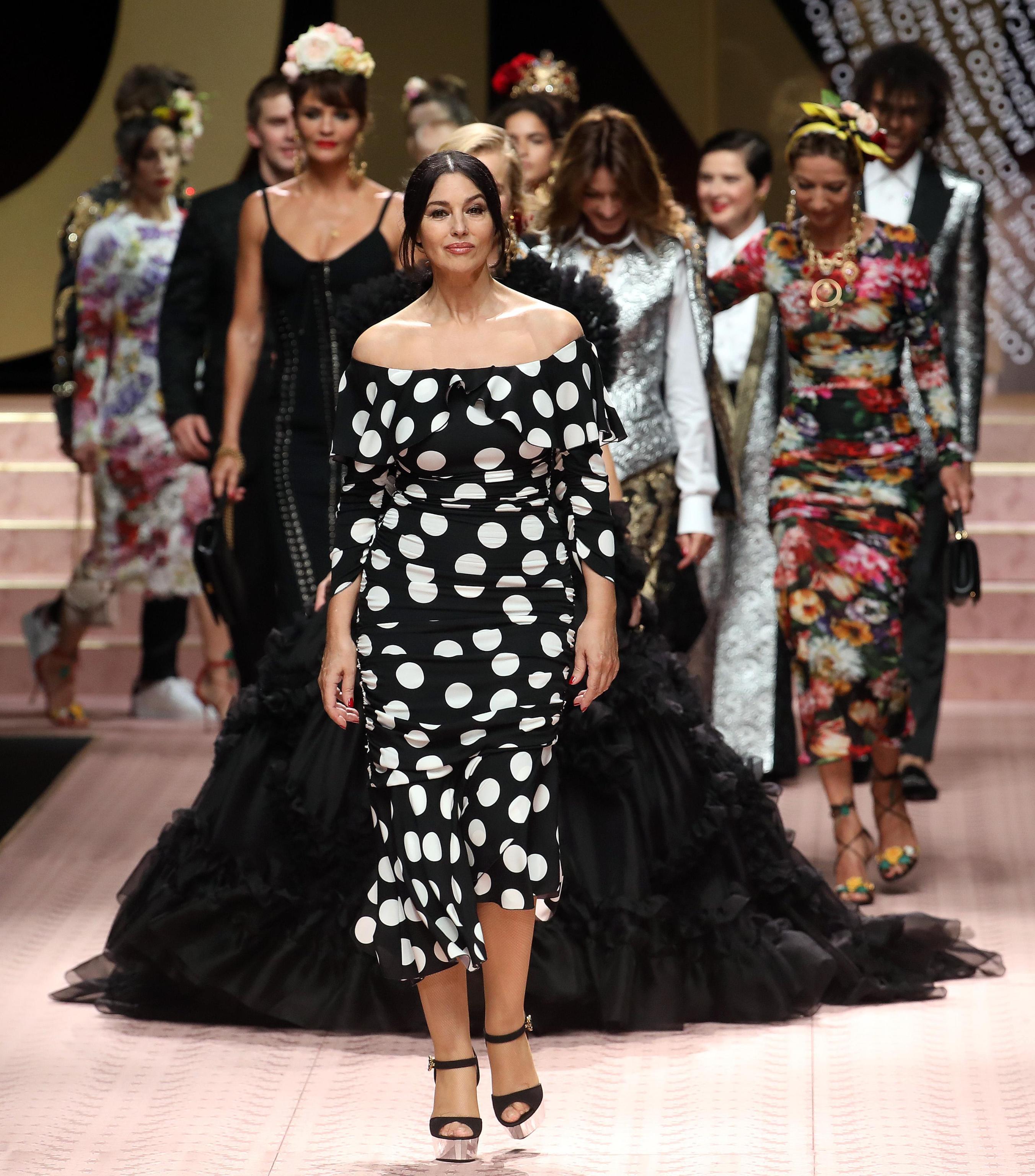 FOTO | Prezentare cu modele din anii '90 pentru Dolce & Gabbana. Pe podium au urcat Monica Bellucci, Carla Bruni și Helena Christensen