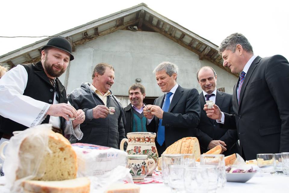 Atunci și Acum | Dacian Cioloș, inginerul agronom ajuns șef al Executivului, în prima guvernare tehnocrată a României