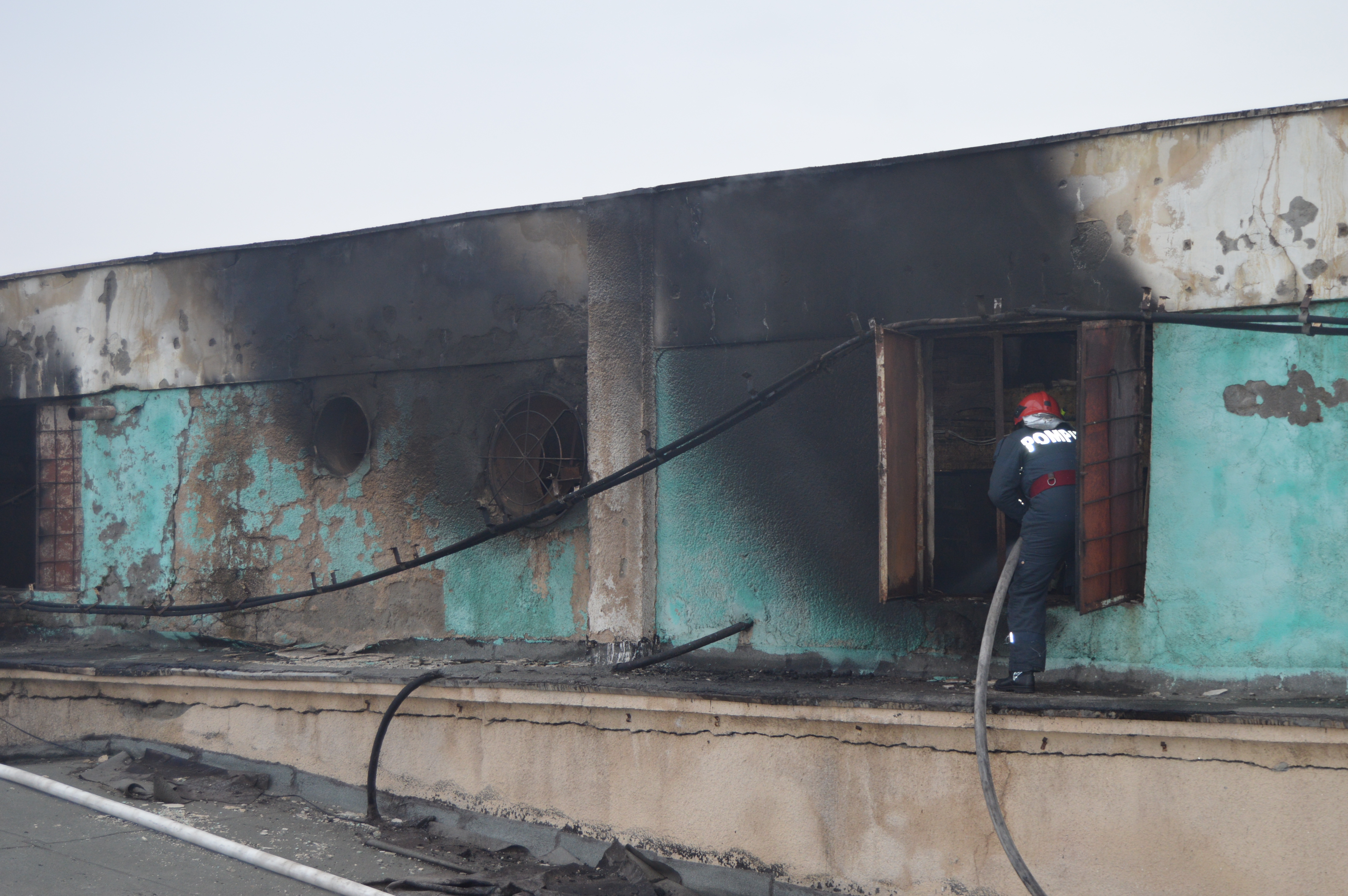 UPDATE: Pompierii din Brăila au lichidat incendiul de la o fabrică dezafectată de preparare a cărnii după 15 ore de luptă cu focul| FOTO
