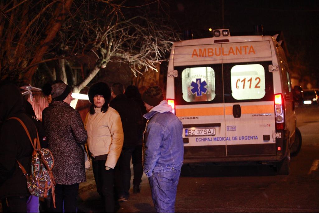 FOTO/Un tânăr și-a înjunghiat mortal unchiul, fost cadru militar. Vecinii spun că se droga şi avea un anturaj dubios