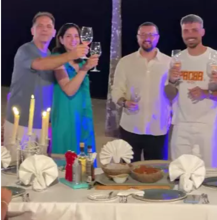 Imagine de colecție cu Dan Negru și soția lui, alături de familia Măruță, în Mauritius. „Prima fotografie cu Andra am făcut-o acum vreo 25 de ani”