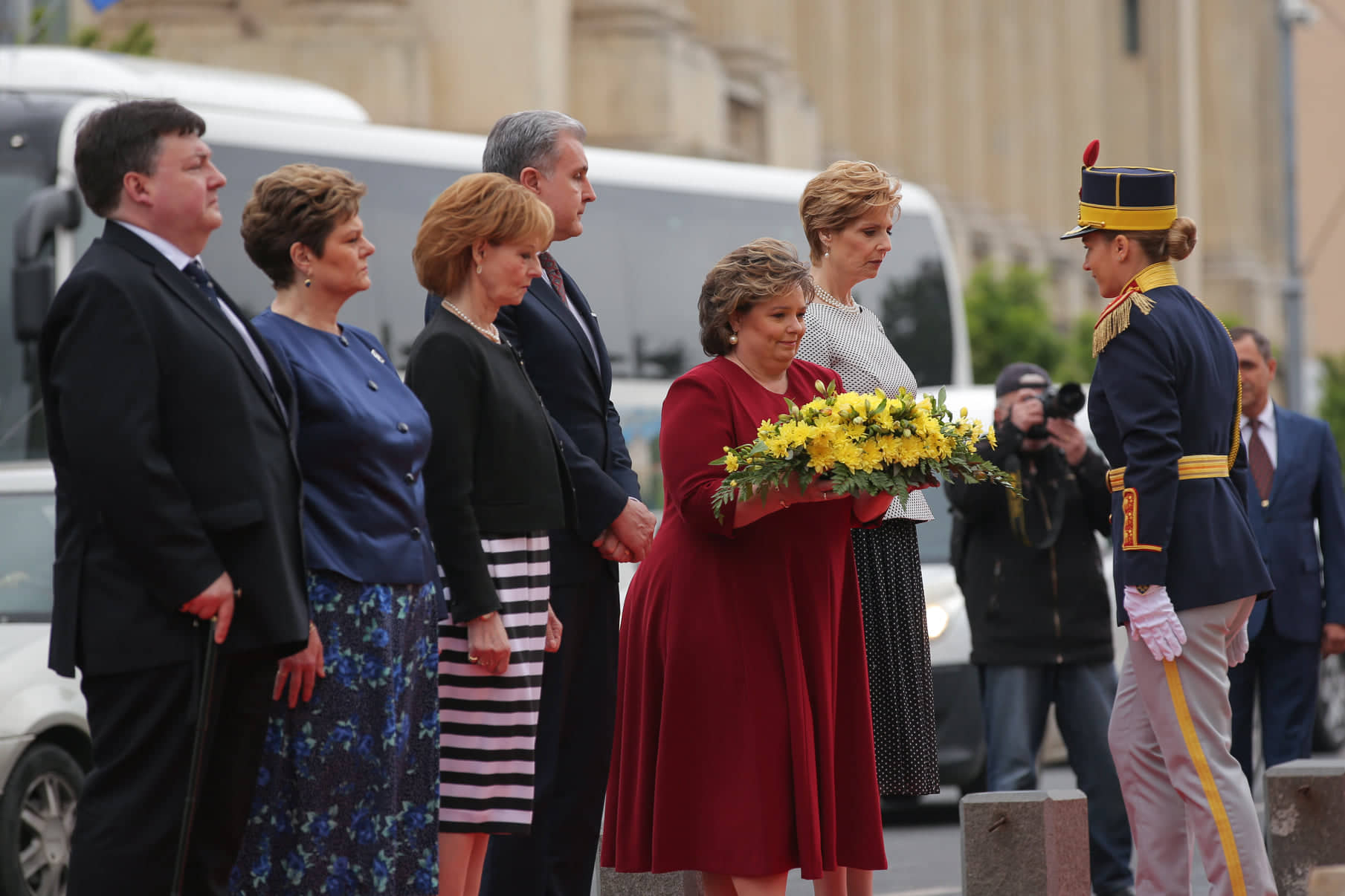 UPDATE. Ziua Regelui, marcată prin manifestări culturale. Ceremonie militară şi depuneri de coroane de flori la statuia Regelui Carol I din Piaţa Palatului Regal | FOTO&VIDEO